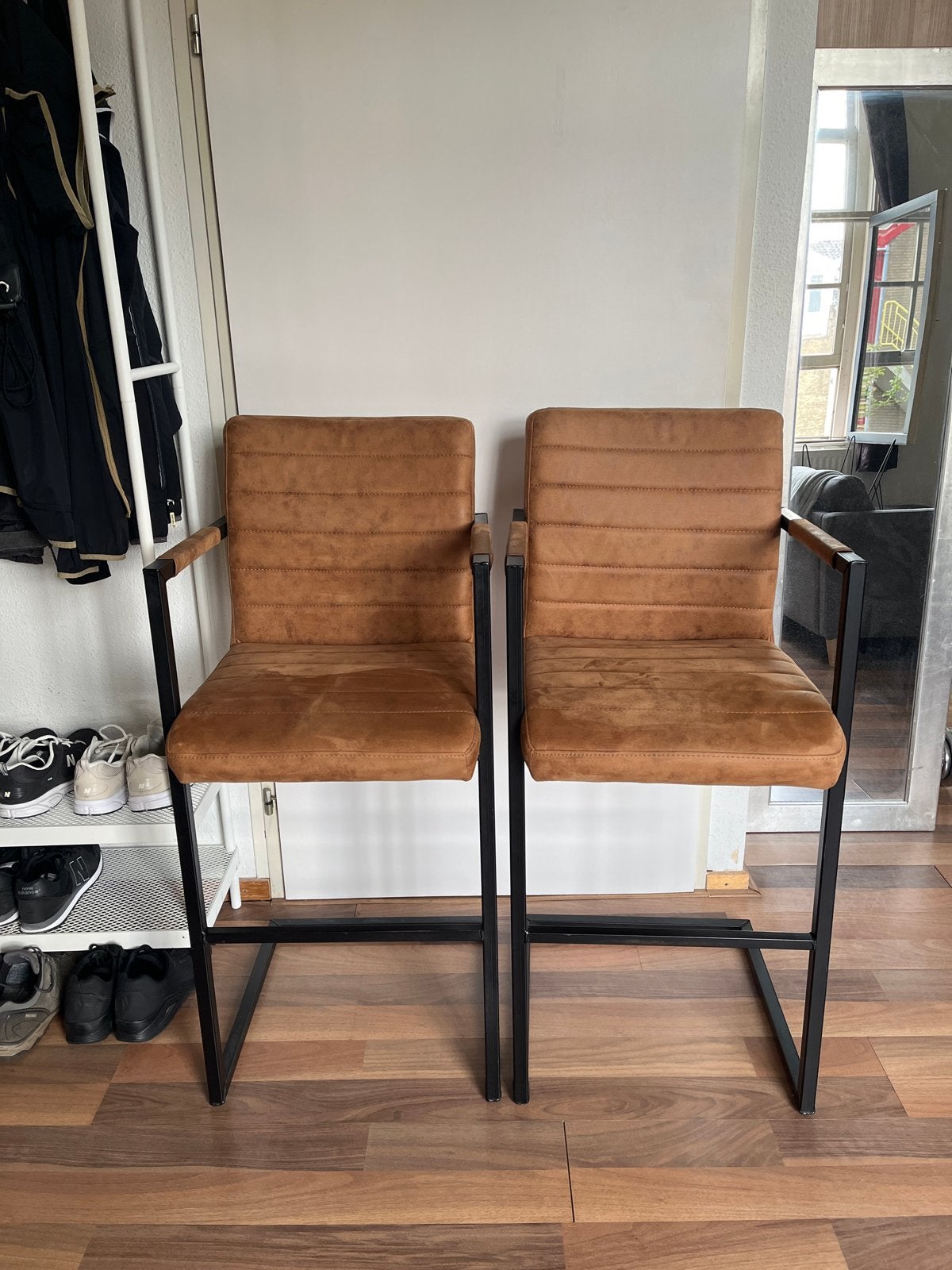 2 Hoge, bruine, stoffen, stoelen voor bar of hoge tafel, Ophalen, Gebruikt, Met voetsteun, 90 cm of meer