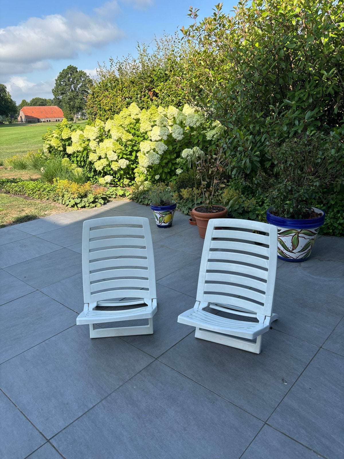 Witte kunststof lage klapstoelen (2 stuks), Tuin en Terras, Ophalen, Gebruikt, Kunststof, Inklapbaar