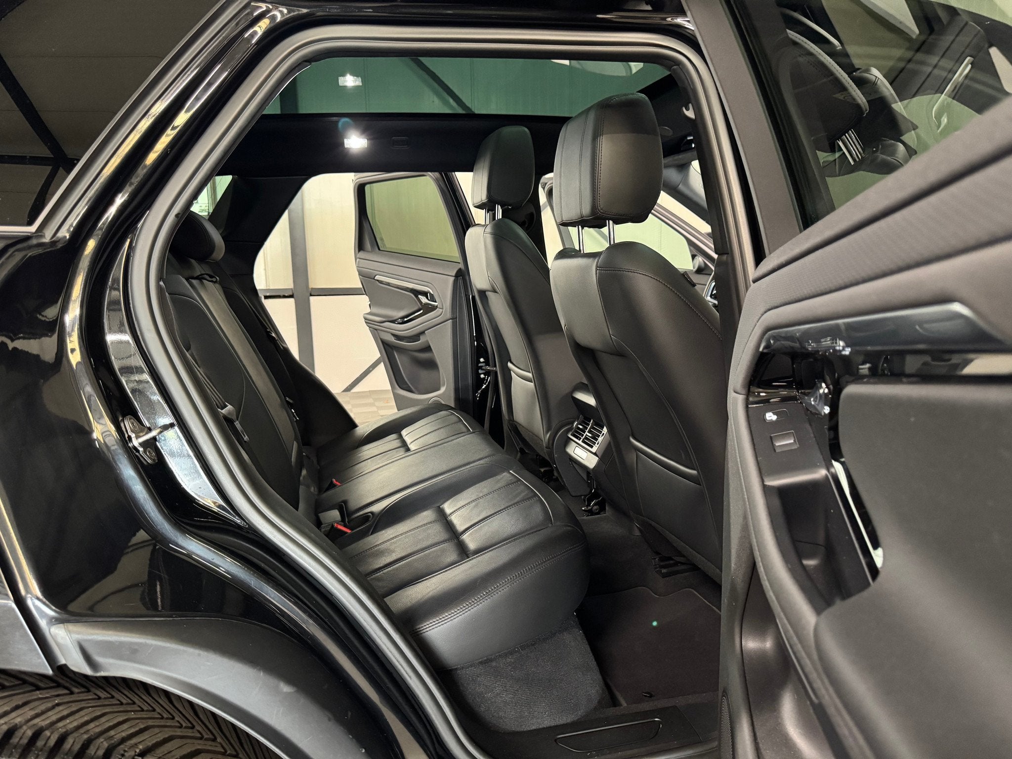 Land Rover Range Rover Evoque 1.5 P300e | AWD R-Dynamic S |, Auto's, Automaat, Euro 6, 0 kWh, Zwart