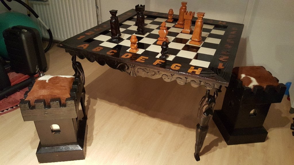 Hand gemaakte schaaktafel, schaakstukken met 2 zit-torens, Een of twee spelers, Ophalen, Gebruikt, Onbekend