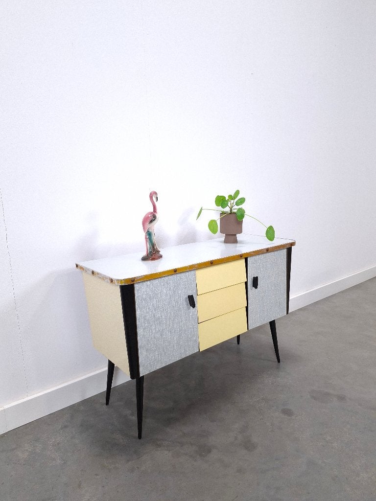 Jaren 50 lichtblauw geel kastje met formica en schuine poten, Huis en Inrichting, Gebruikt, Vintage, 3 of 4 laden, Minder dan 100 cm