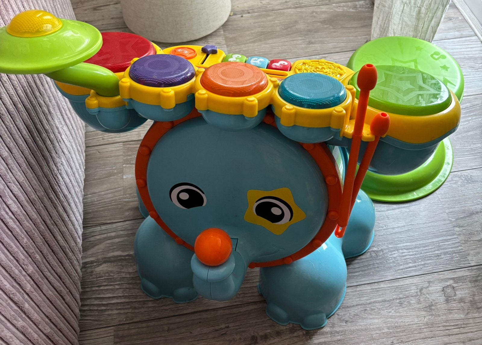 V tech drumstel met krukje, Ophalen, Zo goed als nieuw, 6 maanden tot 2 jaar