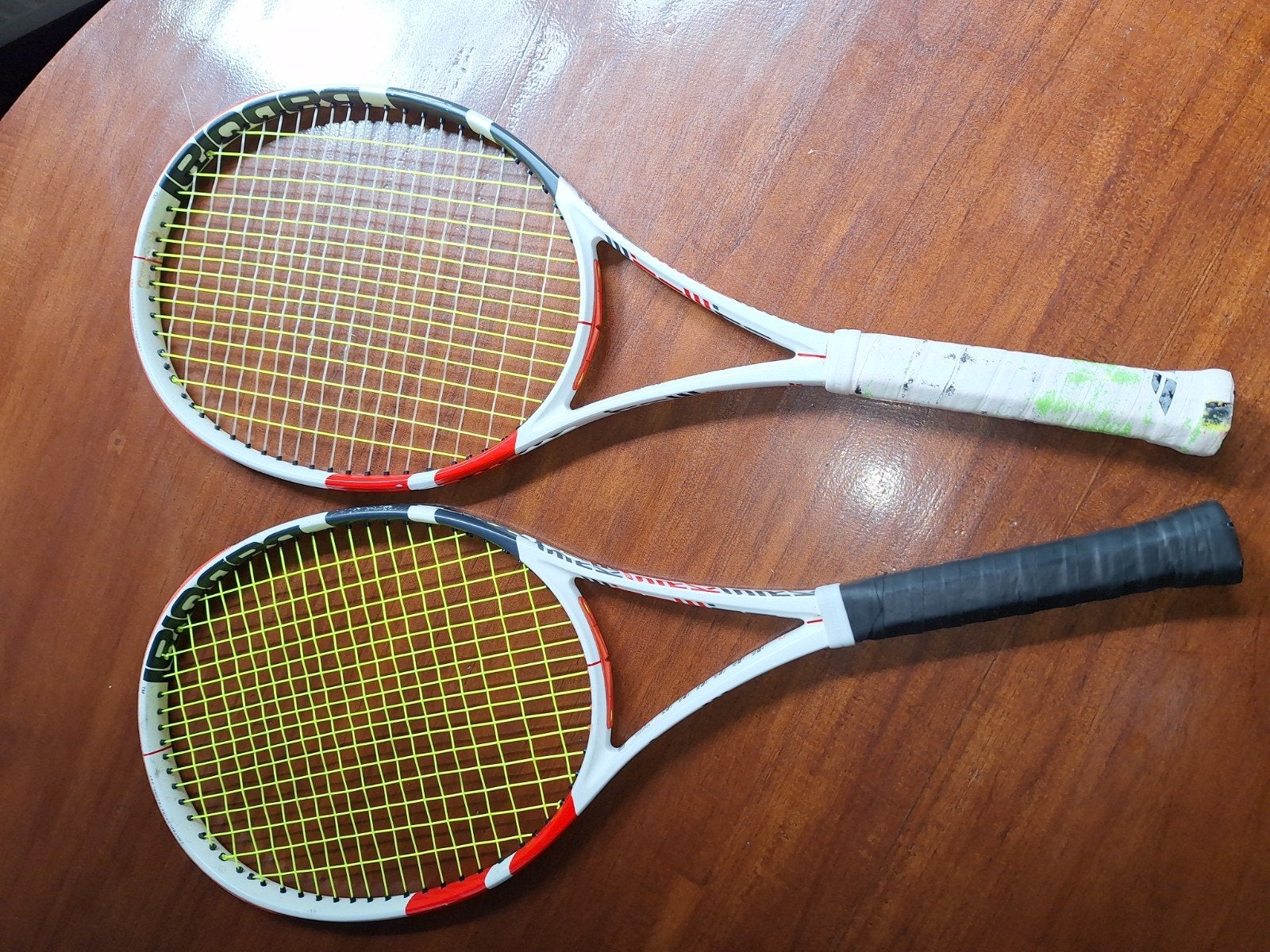 2x identieke Babolat Pure Strike, Sport en Fitness, Gebruikt, Ophalen of Verzenden, Racket, L3