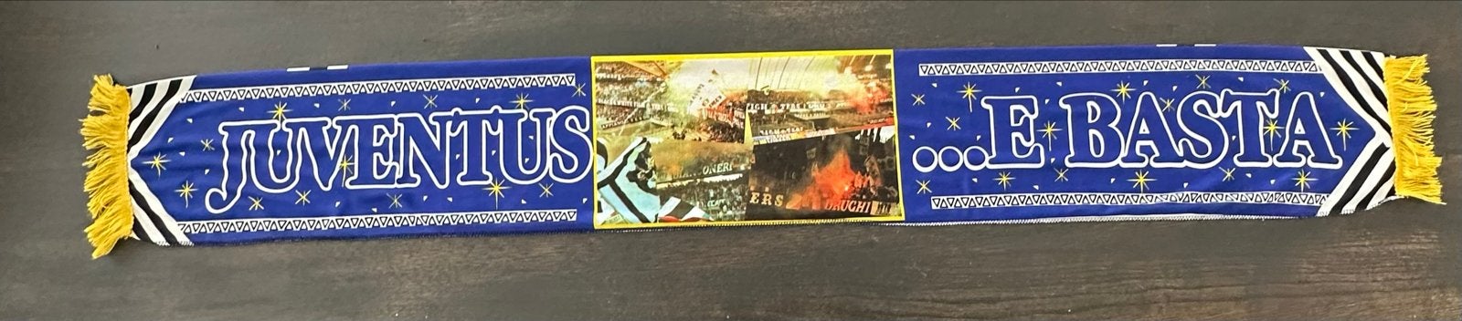 Twee originele Juventus voetbal sjalen - 1996, Ophalen of Verzenden, Gebruikt, Buitenlandse clubs, Vaantje of Sjaal
