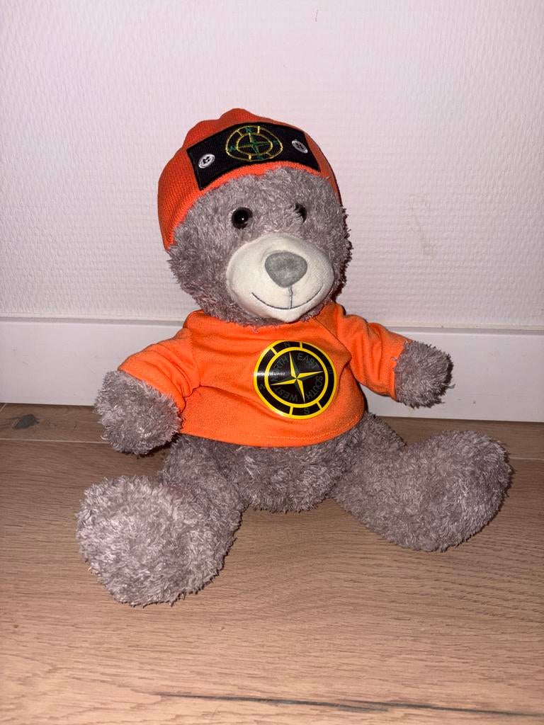 Schattig Stone Island knuffelbeertje - Grijs/Oranje, Kinderen en Baby's, Speelgoed | Knuffels en Pluche, Zo goed als nieuw, Beer
