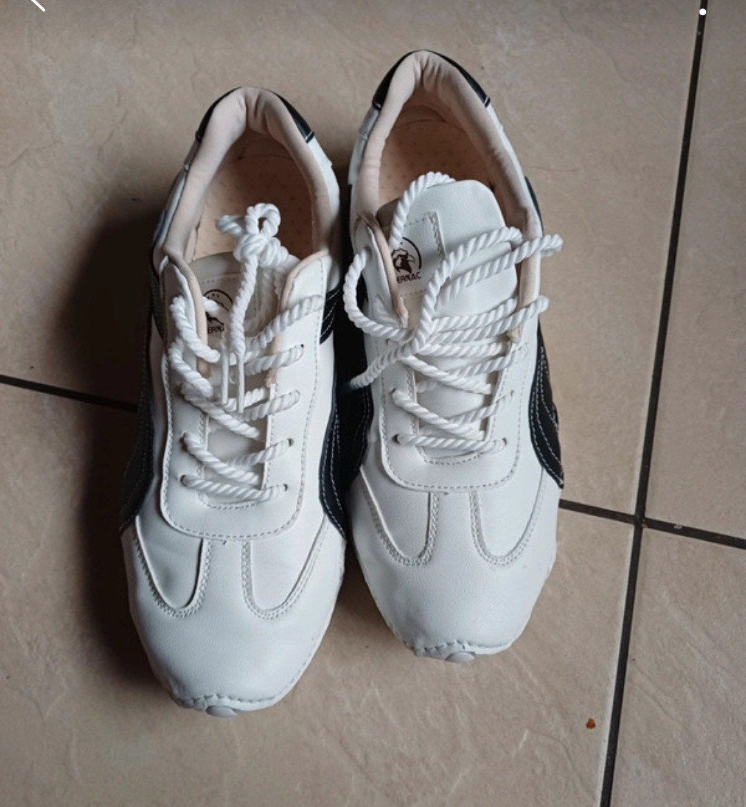 Witte sneakers met zwarte accenten, maat 38, Ophalen of Verzenden