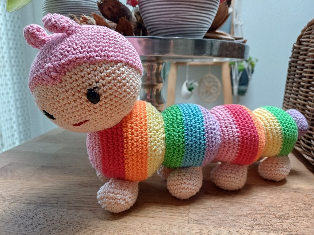 NIEUW: superleuke GEHAAKTE  regenboog RUPS - 8,50, Handgemaakt, Overige typen, Nieuw, Ophalen of Verzenden