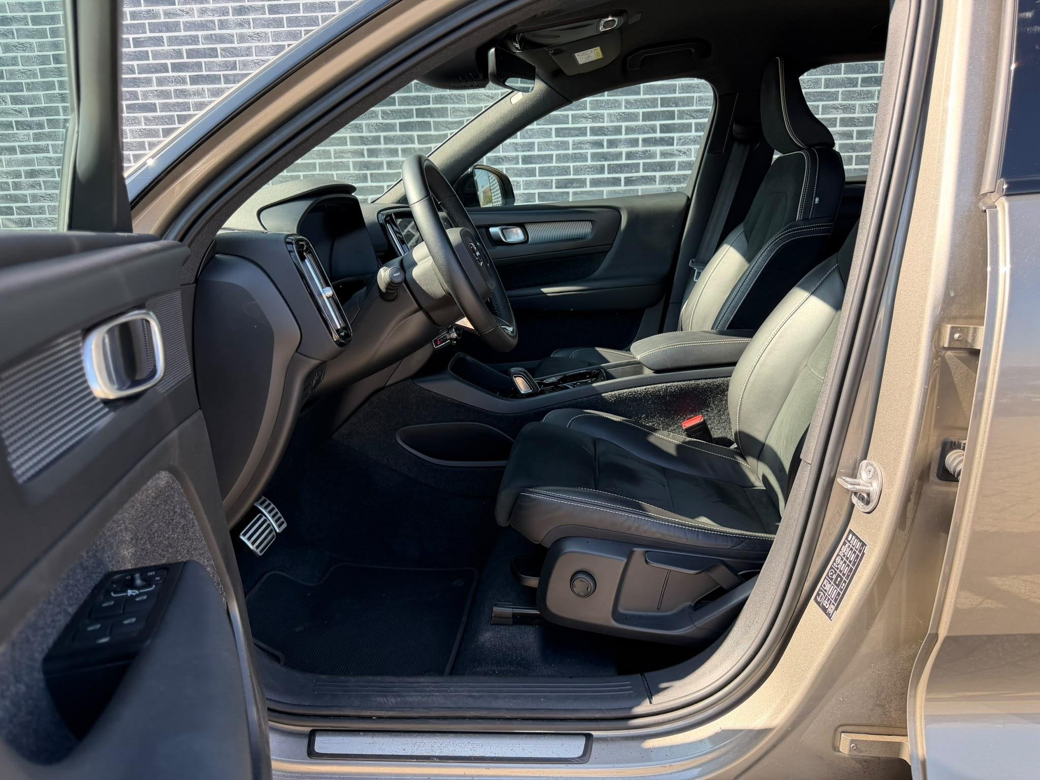 Foto 2 van Volvo XC40 1.5 T4 Plug-in Hybrid R-Design | PHEV | Trekhaak