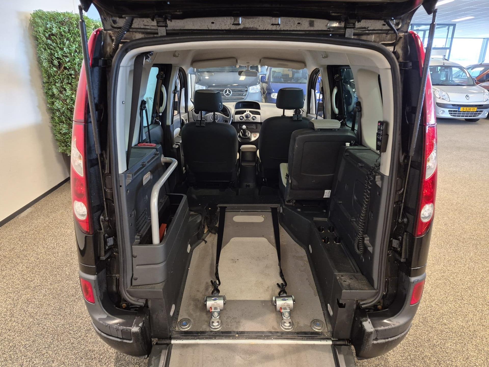 Renault Kangoo Rolstoelauto 3+1 incl. luchtvering, Auto's, 13 km/l, Stof, Gebruikt, Zwart