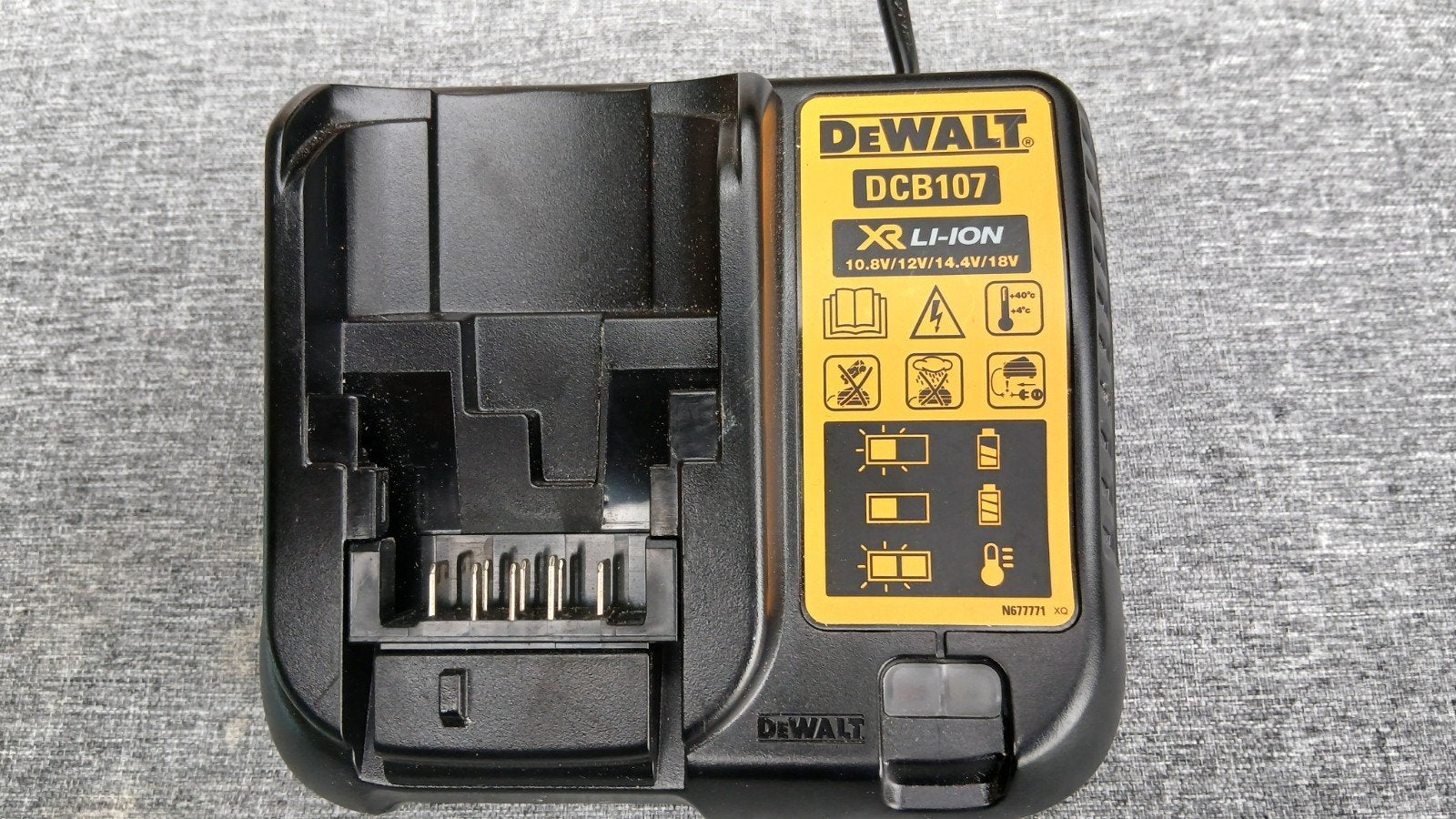 DeWalt DCB107 XR Li-Ion Acculader 10.8V/12V/14.4V/18V, Ophalen, Zo goed als nieuw