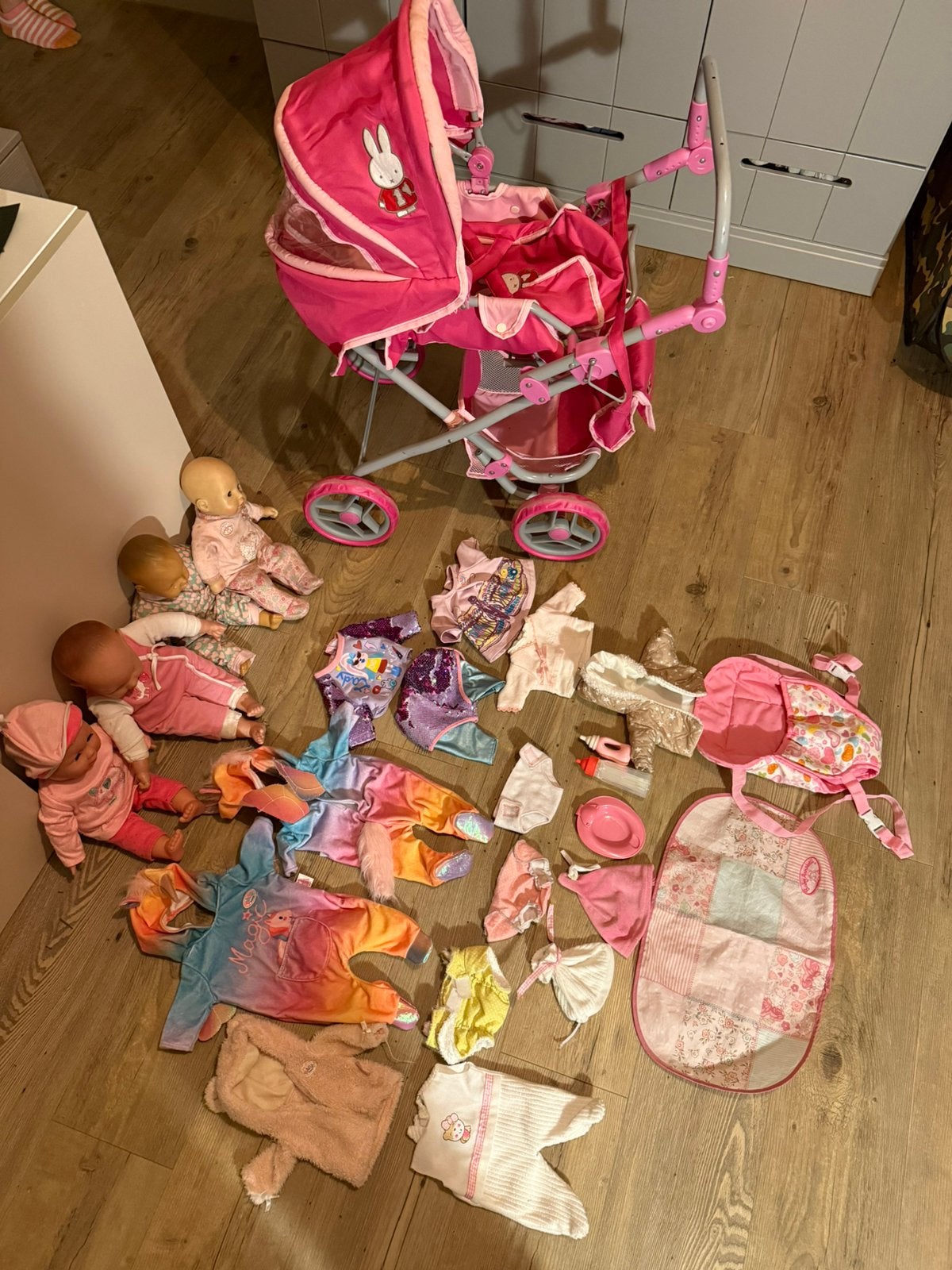 Poppenset: 4 poppen + poppenwagen + draagzak+ kleertjes, Ophalen, Gebruikt, Babypop