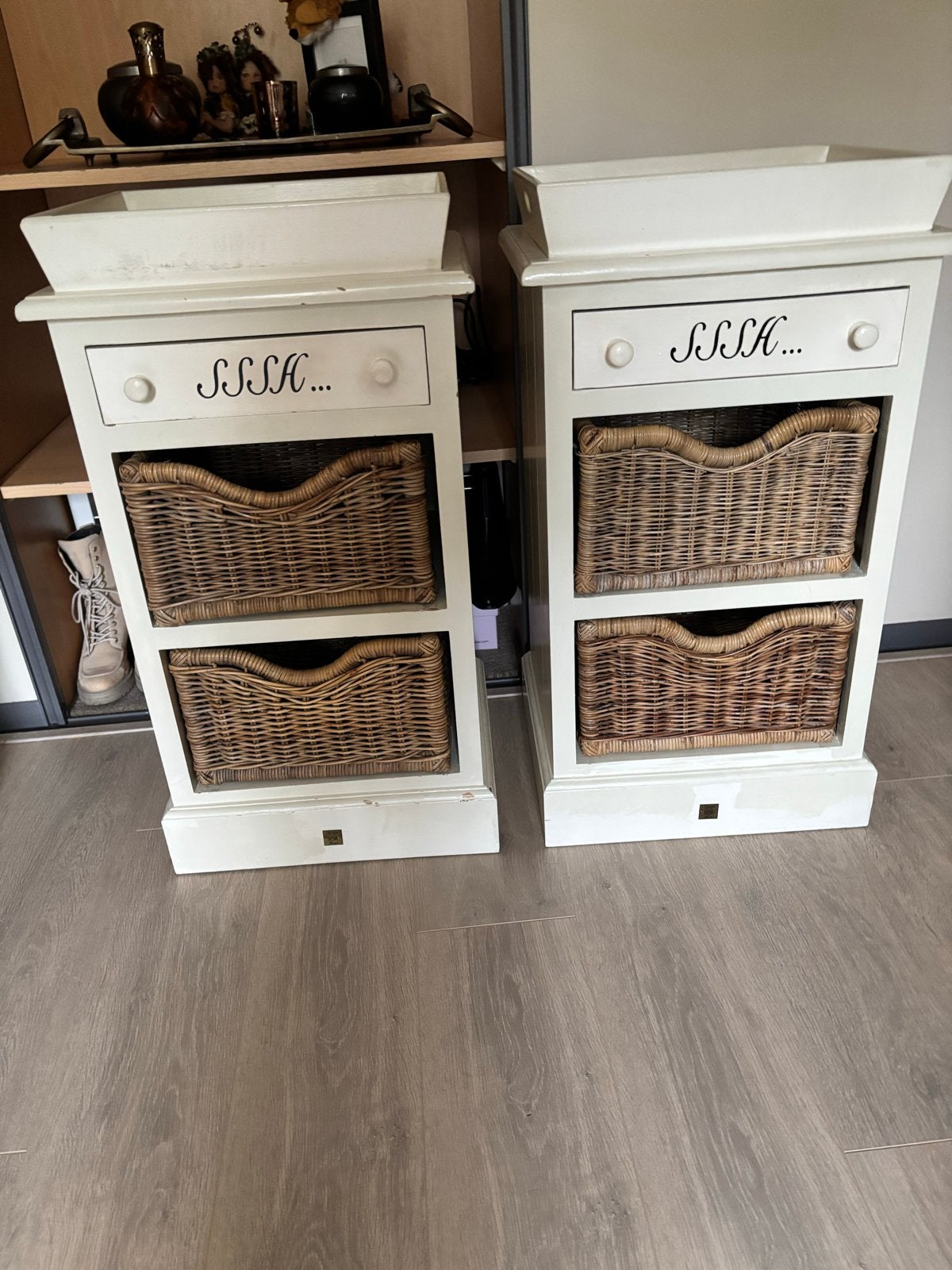Riviera Maison nachtkastjes met rieten manden, Huis en Inrichting, Ophalen, Gebruikt, Minder dan 45 cm, 70 cm of meer