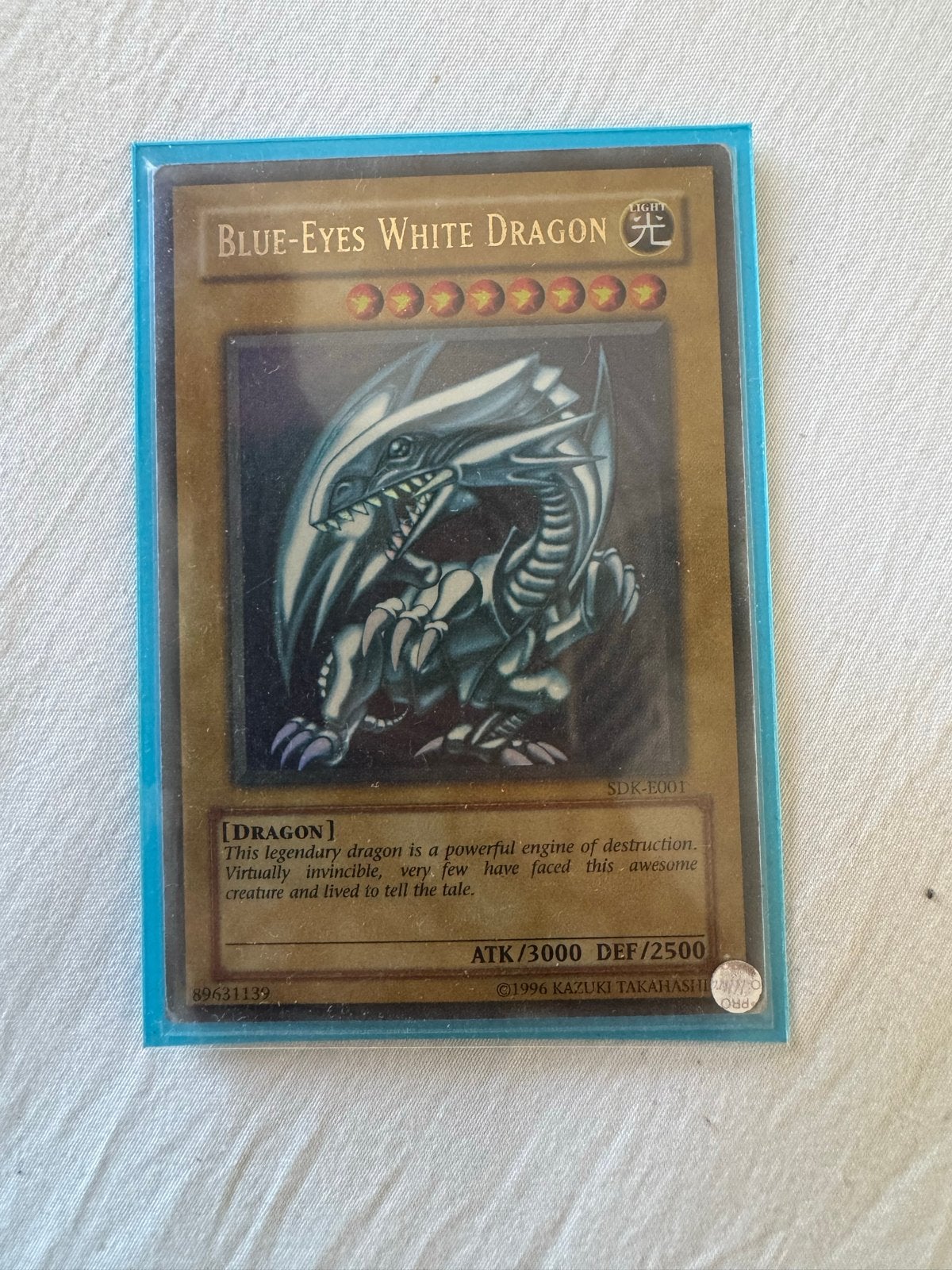 Yu-Gi-Oh! Blue-Eyes White Dragon SDK-E001, Ophalen of Verzenden, Zo goed als nieuw, Losse kaart