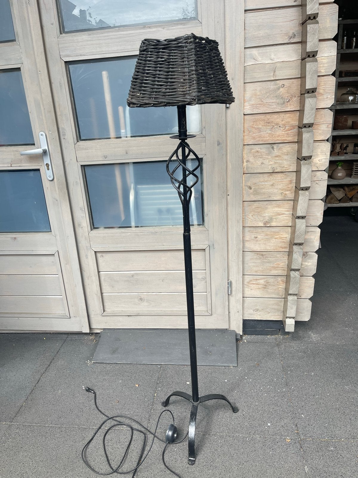 Staande lamp met rieten kap - Zwart metaal, Ophalen, Gebruikt, Metaal, 100 tot 150 cm