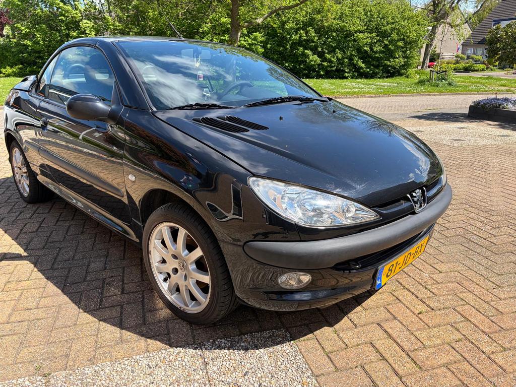 Peugeot 206 1.6 16V CC 2002 Zwart, Auto's, Voorwielaandrijving, Stof, Zwart, 4 cilinders