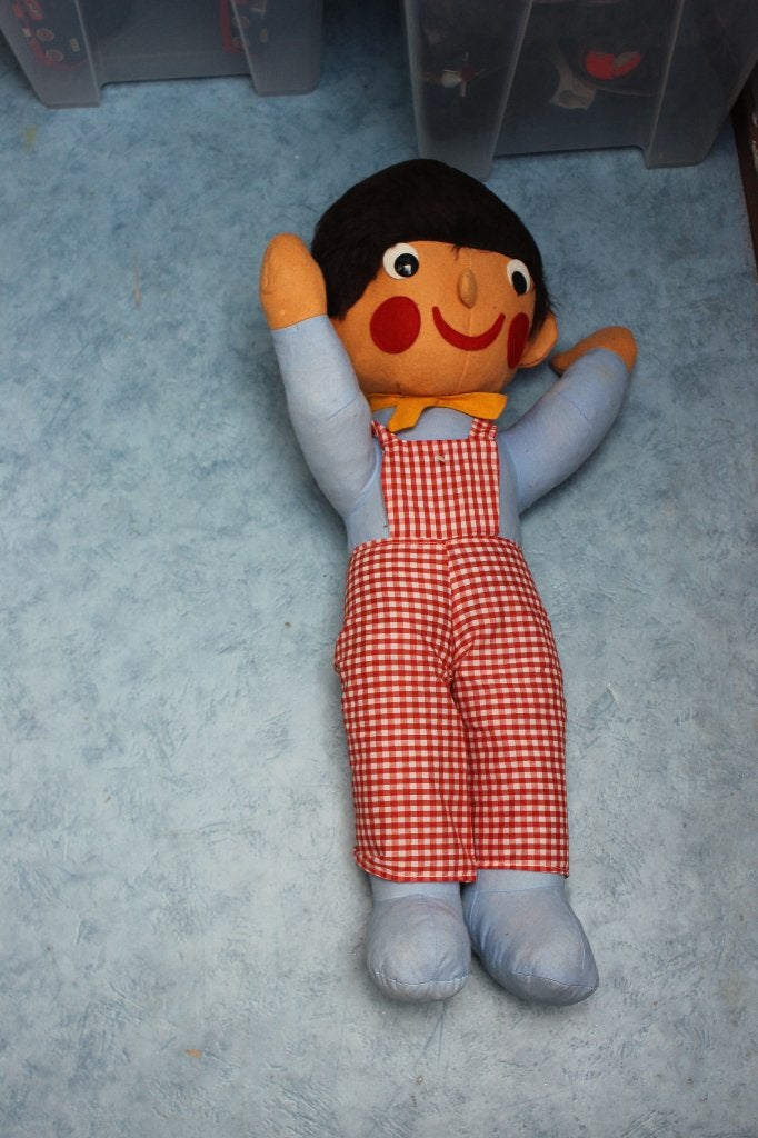 Vintage stoffen pop jongen met geruite tuinbroek, Ophalen of Verzenden, Nieuw, Pop