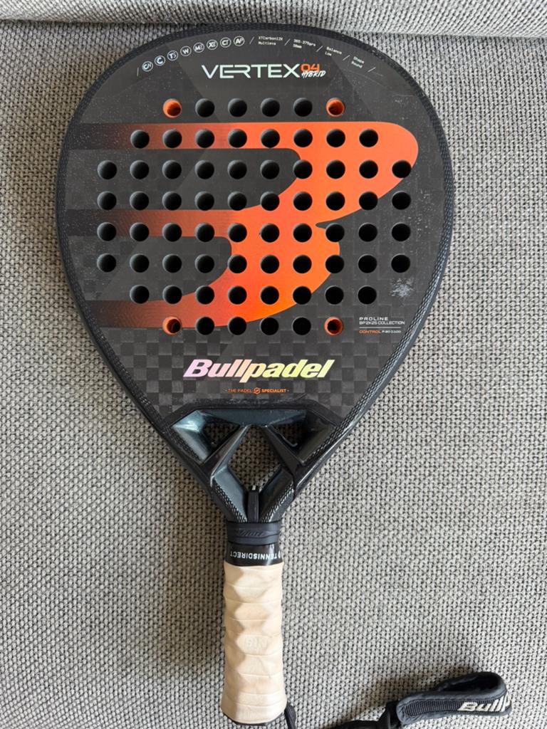 Bullpadel Vertex 04 Hybrid Padelracket - Gebruikt met laksch, Sport en Fitness, Padel, Ophalen of Verzenden, Gebruikt, Padelracket