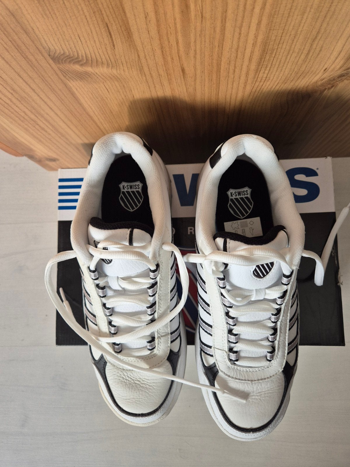 K-Swiss indoor tennisschoenen - Maat 42 - Wit/Zwart, Ophalen of Verzenden, Nieuw, K-Swiss, L2