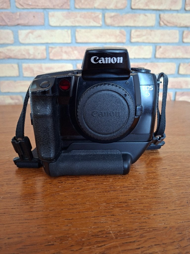 Foto 3 van Canon EOS 5 body met Canon Vertical Grip VG 10