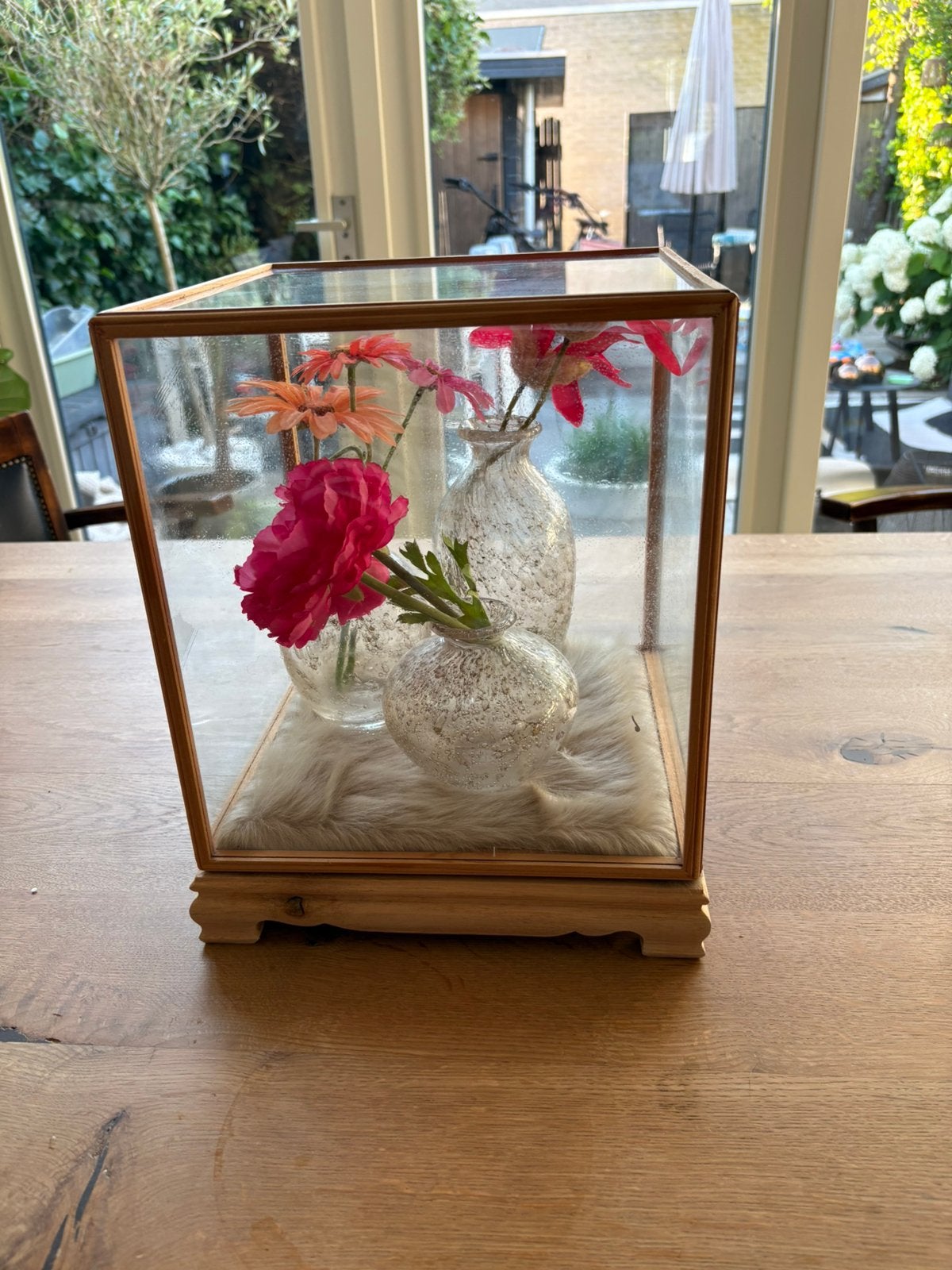 Kleine houten vitrinekast met glazen wanden, Huis en Inrichting, Ophalen, Minder dan 50 cm, Glas, Zo goed als nieuw
