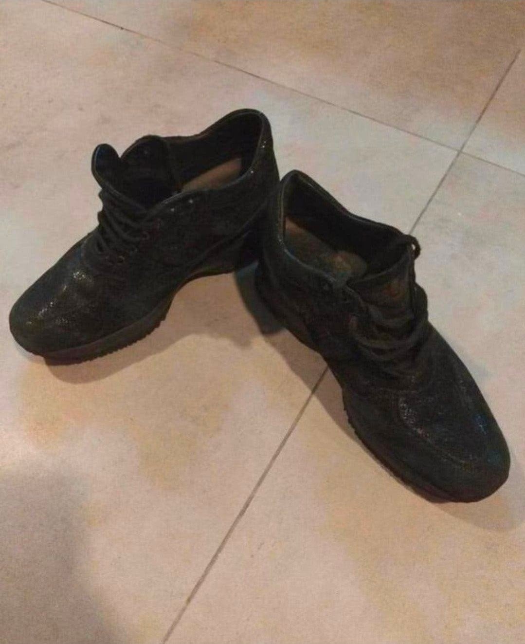 Hogan dames schoenen sneakers maat 39,5

Prijs 5, Ophalen of Verzenden, Zo goed als nieuw, Zwart, Sneakers of Gympen