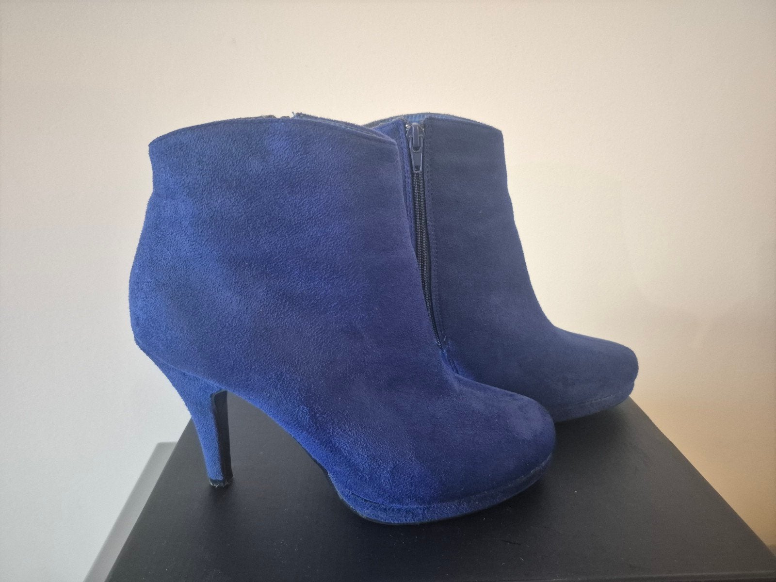 Blauwe suède enkellaarsjes met hak, maat 40, Kleding | Dames, 2-Bizzy, Blauw, Lage of Enkellaarzen, Ophalen of Verzenden