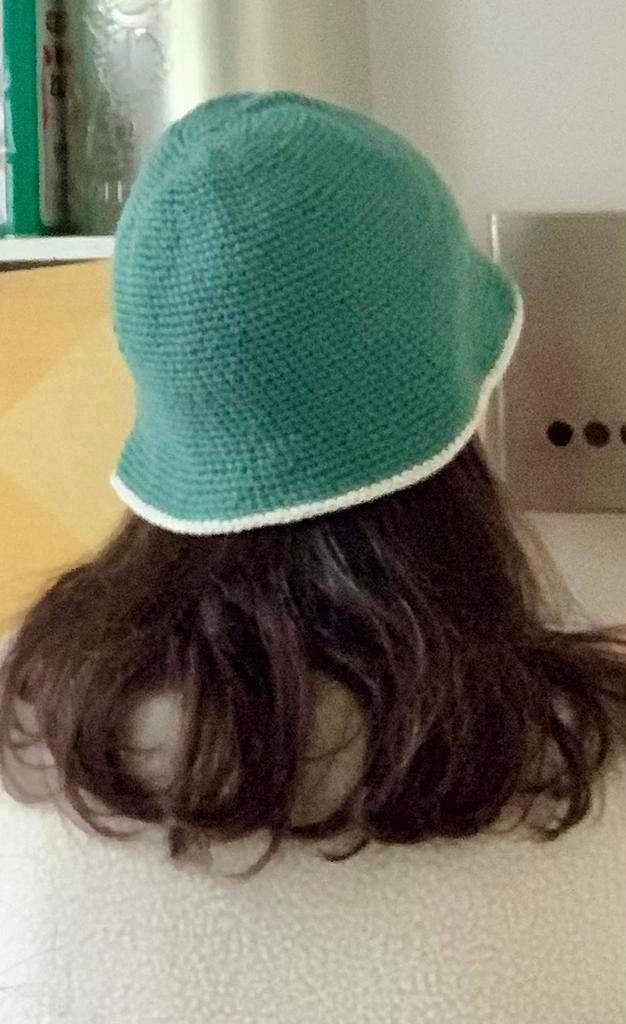 Gehakte Bucket Hat, Nieuw, Handmade, Kleding | Dames, Hoeden en Petten, Ophalen of Verzenden, Zo goed als nieuw, One size fits all