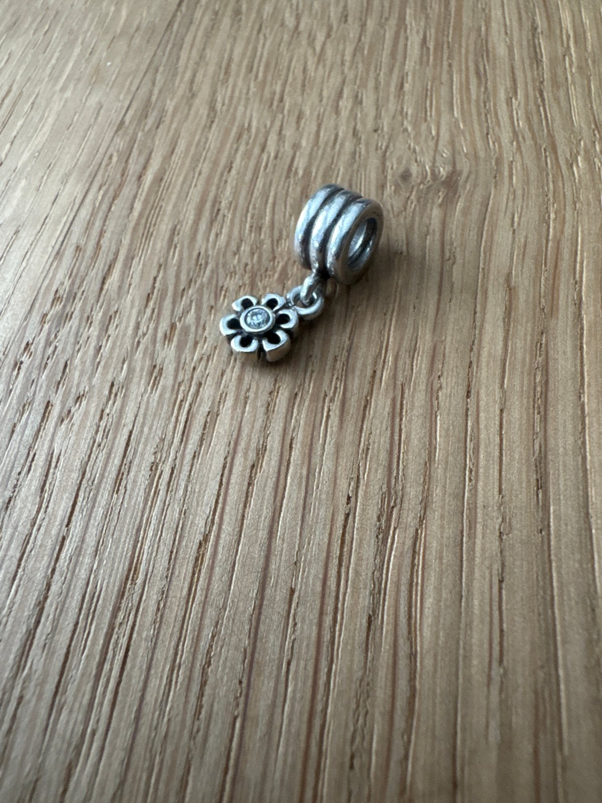 Zilveren bedel met bloem en strass, Overige merken, Ophalen of Verzenden, Zo goed als nieuw, 1 bedel
