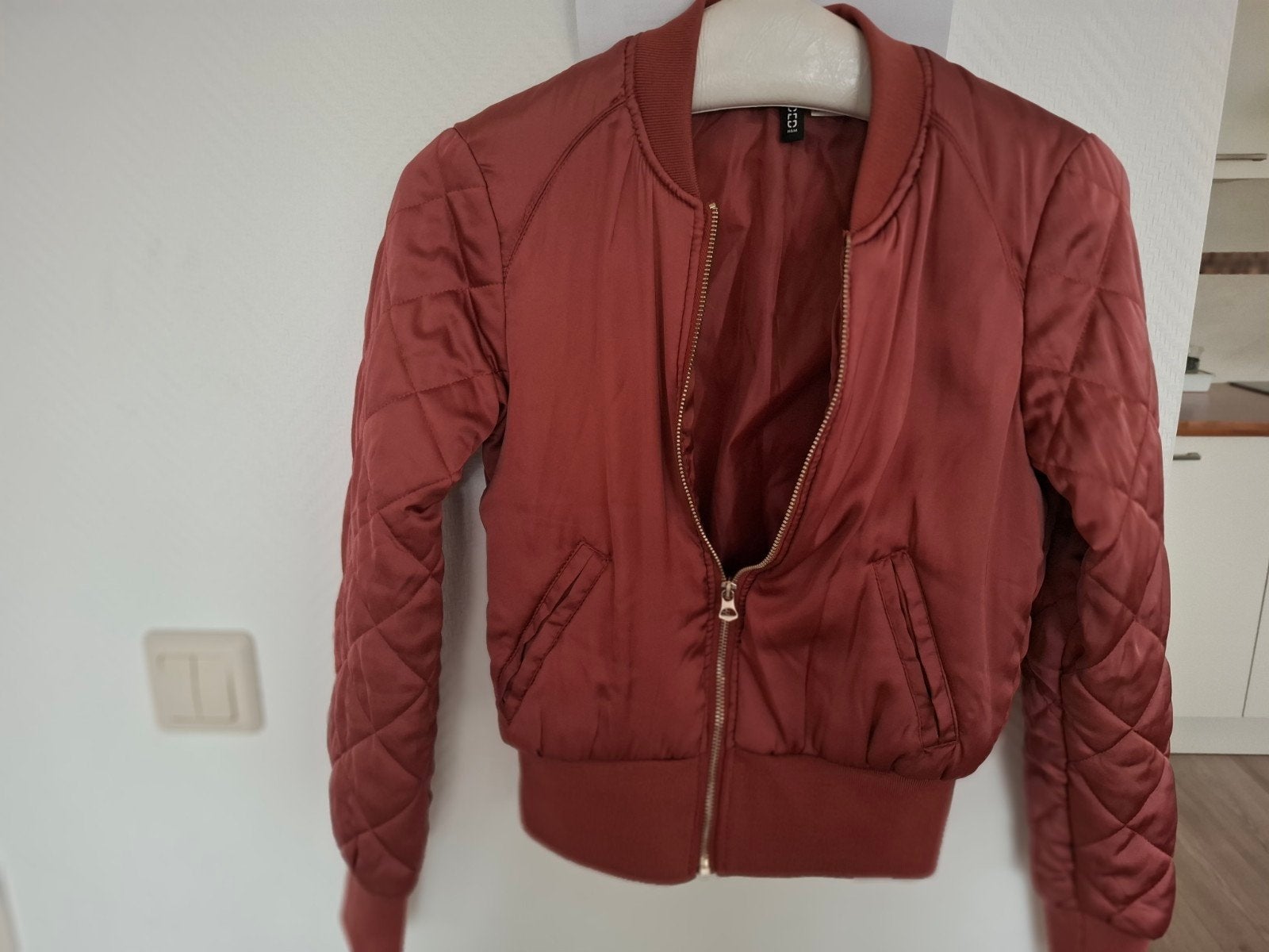Splinternieuw Bruin Kinderjasje Maat 32 met 2 Zakjes, Bruin, H&M Divided, Nieuw, Ophalen of Verzenden
