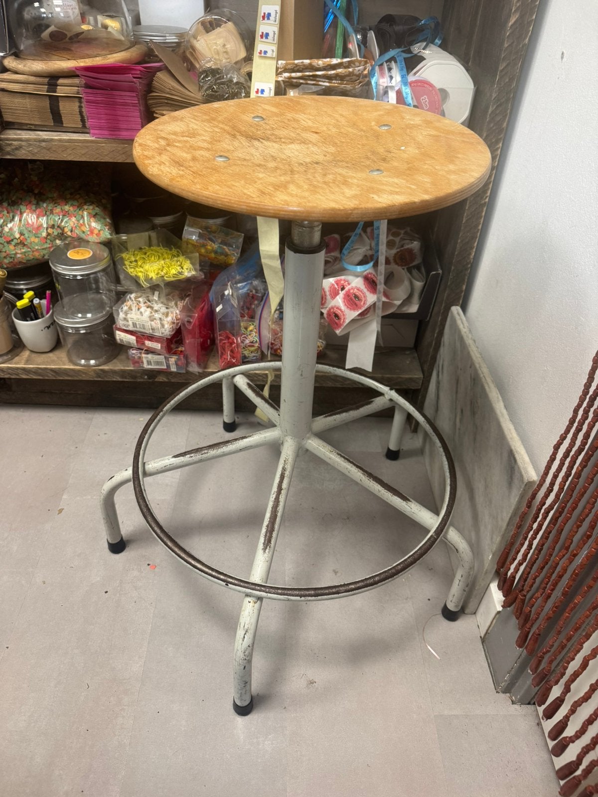 Vintage industriële werkkruk, Huis en Inrichting, 1 kruk, Ophalen, Zo goed als nieuw, 60 tot 90 cm