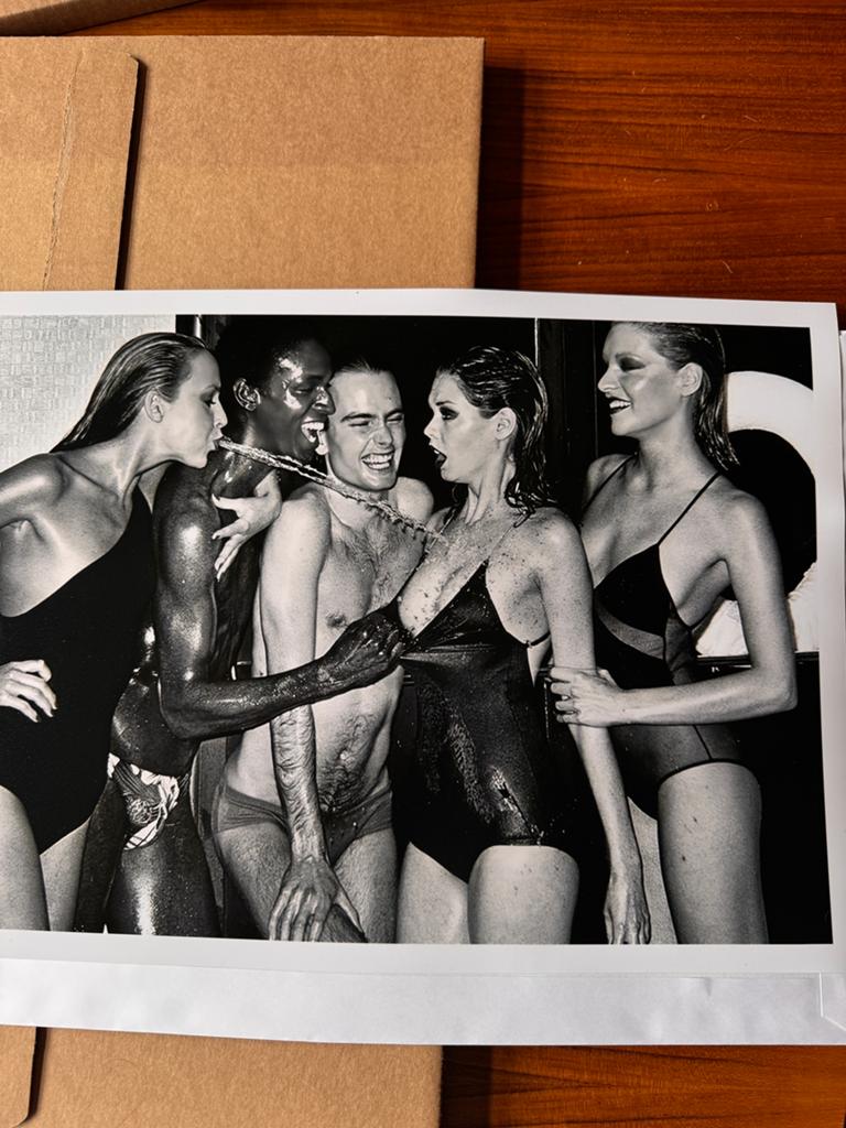 Helmut Newton – “Jerry Hall Spitting”, 1978 zwart wit, Antiek en Kunst, Ophalen of Verzenden