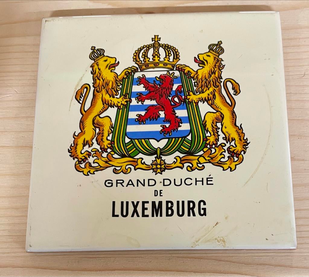Tegel Grand-Duché de Luxembourg wapenschild, Antiek en Kunst, Antiek | Wandborden en Tegels, Ophalen of Verzenden