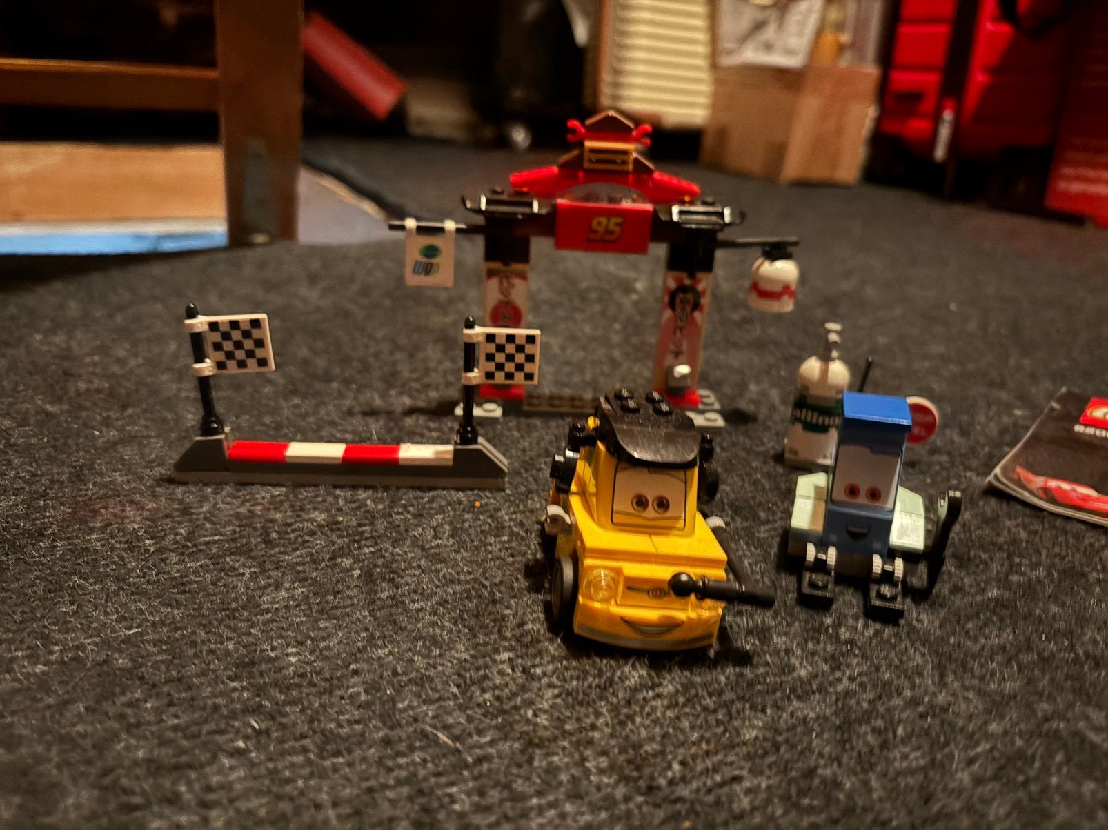Lego Cars 2 Set 8206 Tokyo Pit Stop met Mater en Jeff Gorvet, Ophalen, Gebruikt, Overige thema's, Lego