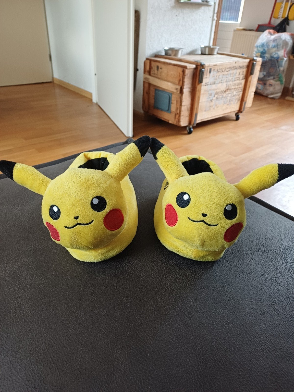 Pikachu sloffen maat 30 - Pokémon pantoffels, Gebruikt, Geel, Overige typen, Ophalen of Verzenden