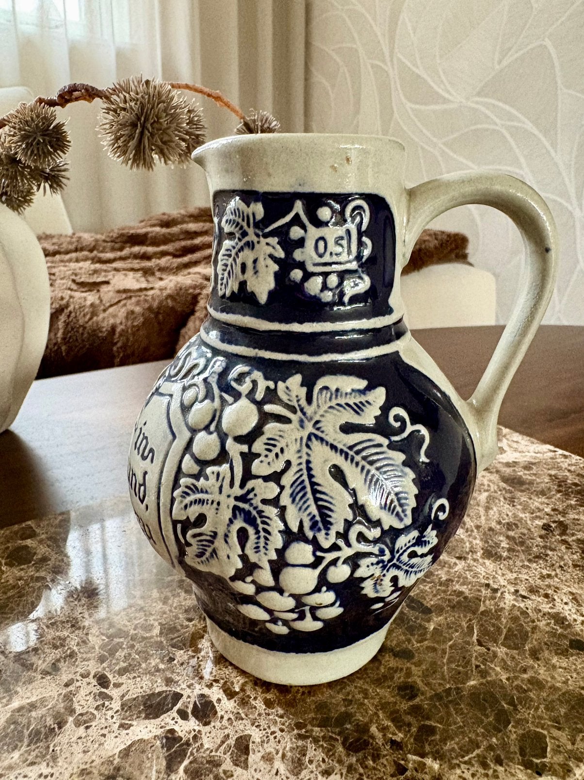 Merkelbach & Wick Westerwald kruik blauw/wit druivenreliëf, Antiek en Kunst, Ophalen of Verzenden