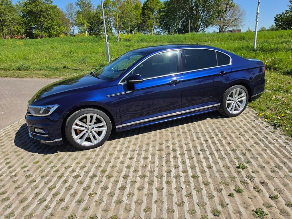 Volkswagen Passat Sedan B8 1.4 TSI 200PK ACT DSG 2018 Blauw, Auto's, Adaptive Cruise Control, 4 cilinders, 700 kg, Blauw
