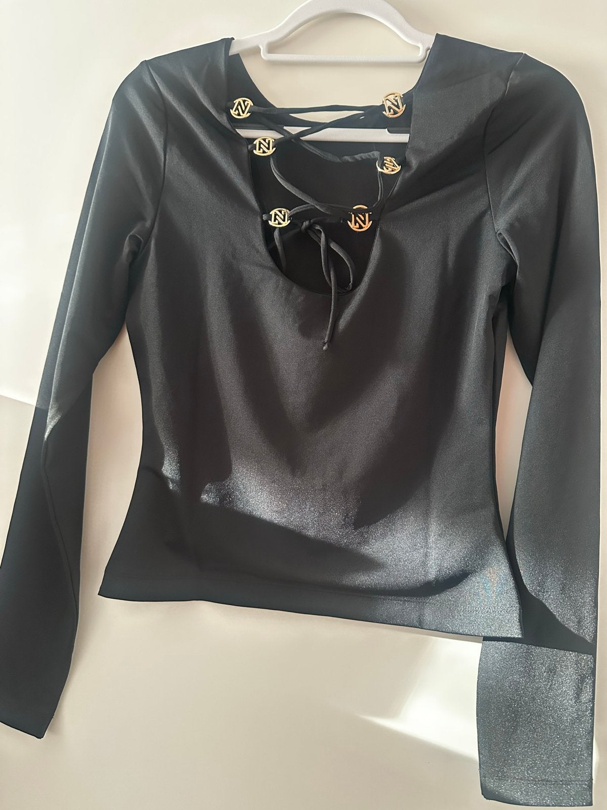 NIKKIE top met lange mouwen en gouden knopen - maat S/36, Kleding | Dames, Tops, Zwart, Nieuw, Ophalen of Verzenden, Lange mouw
