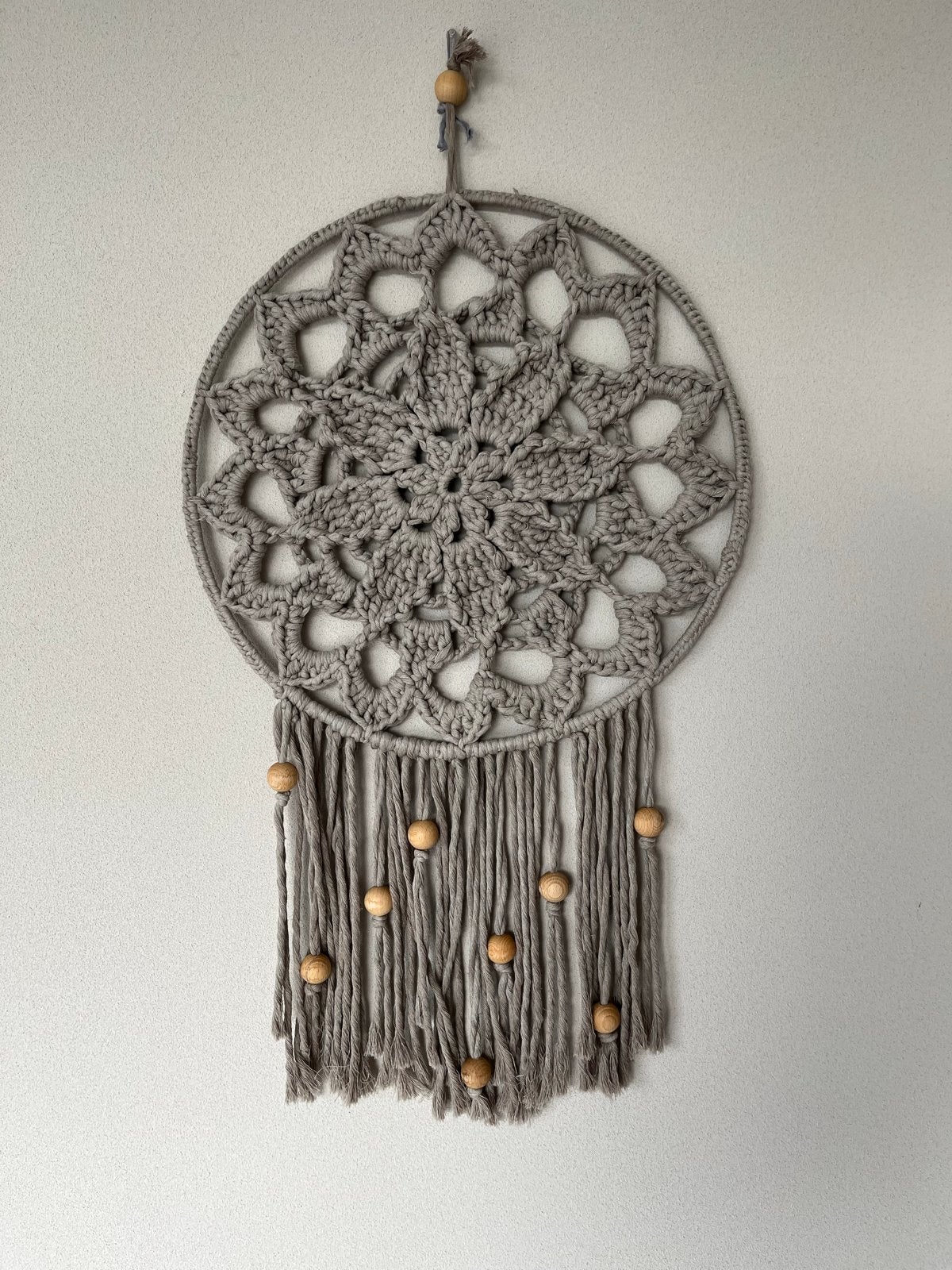 Handgemaakte Macramé Dromenvanger - Grijs met Houten Kralen, Boho, Ophalen of Verzenden, Zo goed als nieuw, Grijs