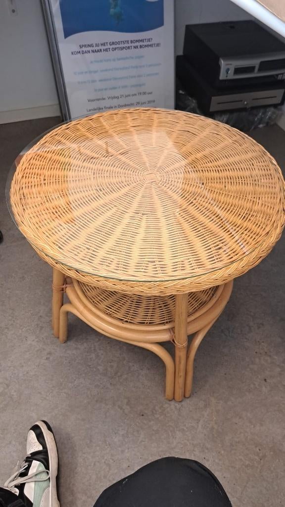 Rieten tafel plus 2 stoelen., Ophalen, Gebruikt