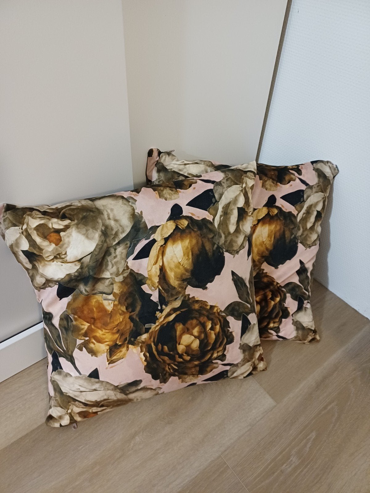 2 Fluweel Sierkussens met Bloemendesign en Binnenkussen, Huis en Inrichting, Woonaccessoires | Kussens, Ophalen of Verzenden, Nieuw
