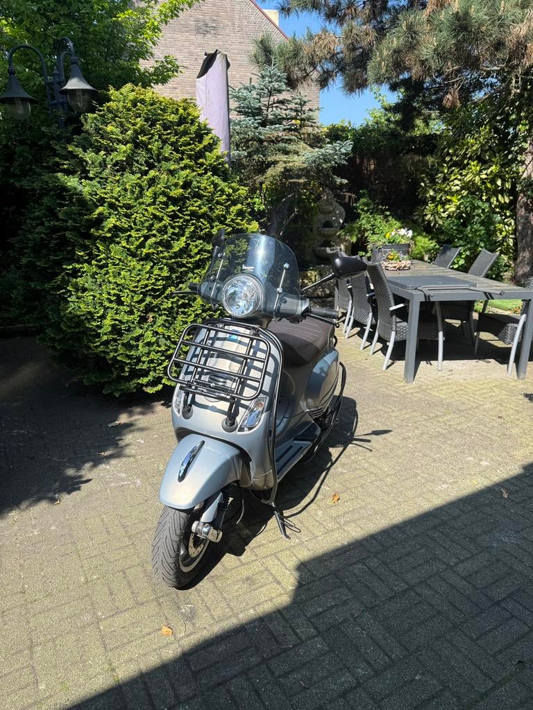 Vespa, Fietsen en Brommers, Scooters | Vespa, Zo goed als nieuw, Overige modellen, Benzine, Ophalen of Verzenden