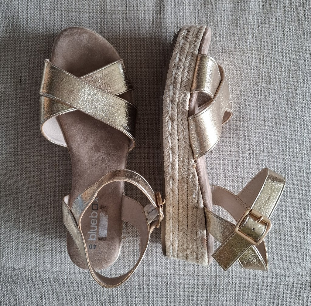 sandalen goudkleur met sleehak, Blue Box, Overige kleuren, Zo goed als nieuw, Sandalen of Muiltjes