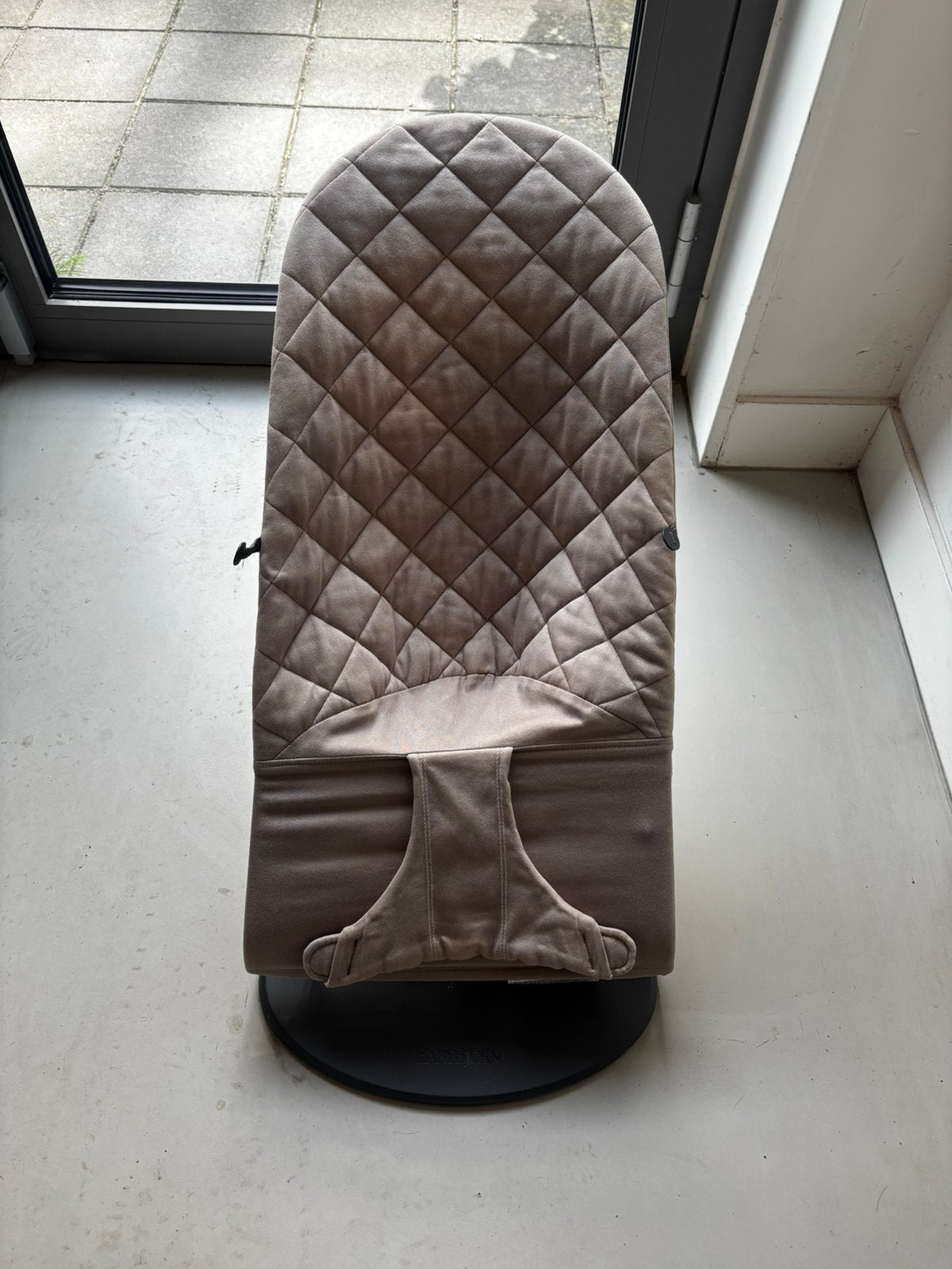 BabyBjörn Wipstoel Bliss – Zandgrijs – Goede staat, Kinderen en Baby's, Wipstoeltjes, Gebruikt, Wipstoel, Met gordel(s) of riempje(s)