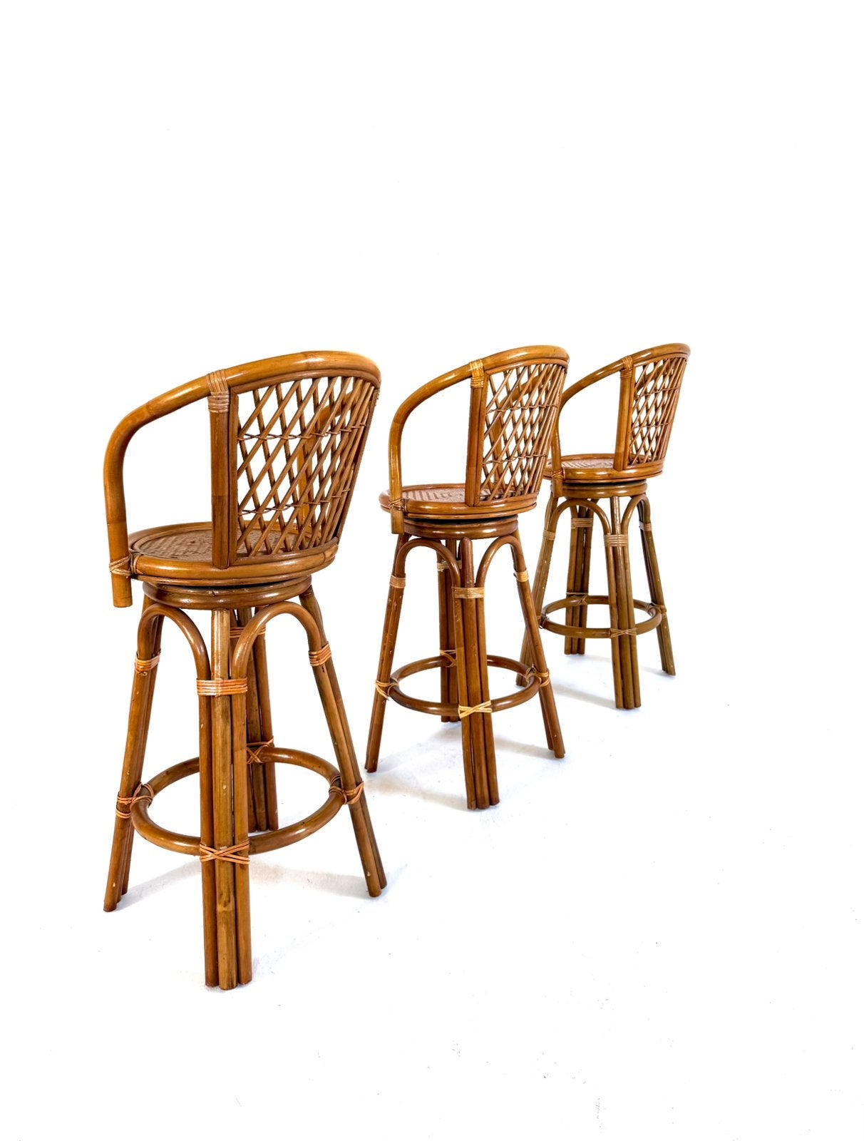Set van 3 rotan & webbing barkrukken ‘70, Hout, 60 tot 90 cm, Met voetsteun, Ophalen of Verzenden