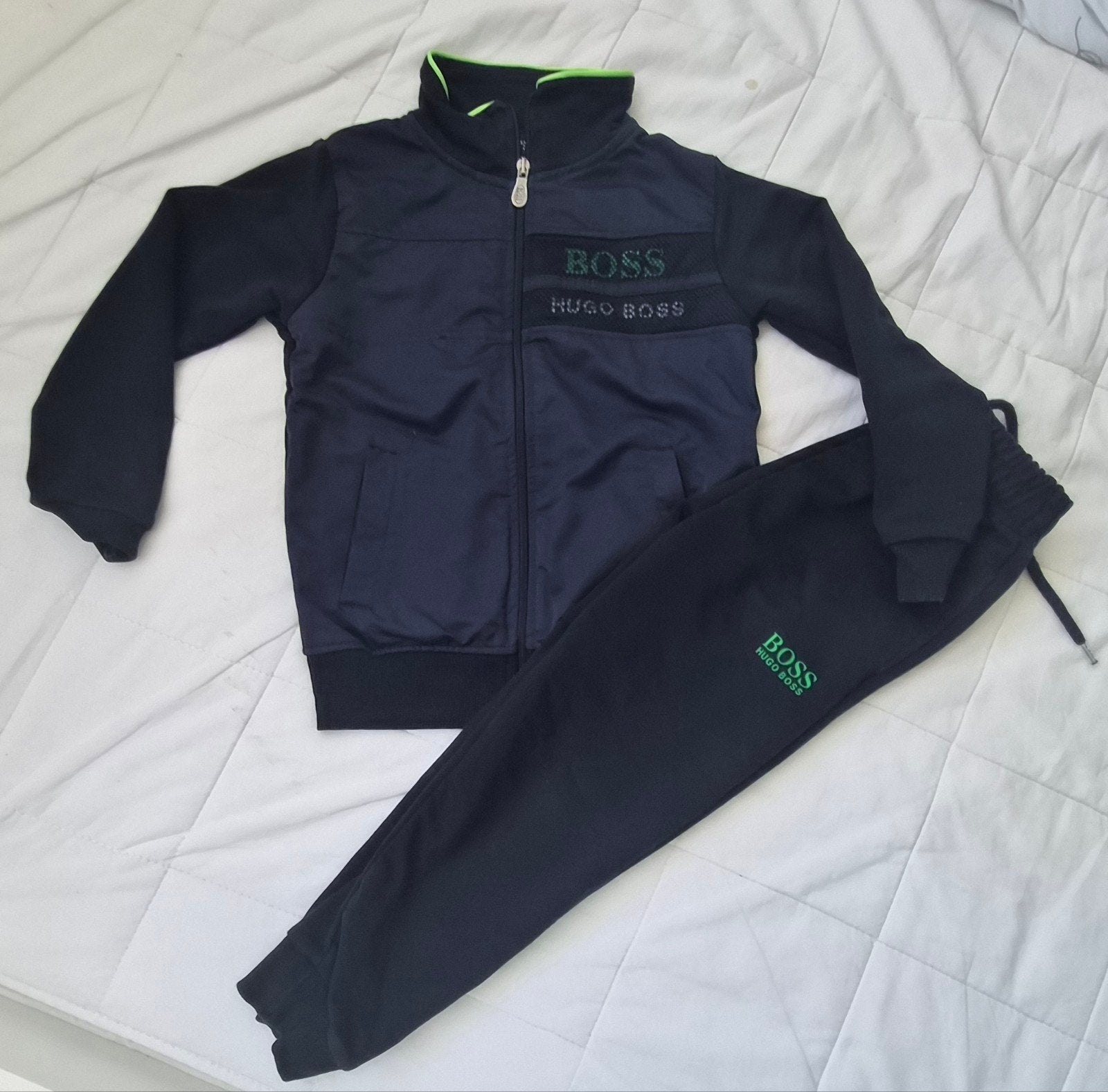 Hugo Boss Trainingspak Maat 116 - Zo goed als nieuw, Ophalen of Verzenden, Zo goed als nieuw, Setje, Hugo Boss