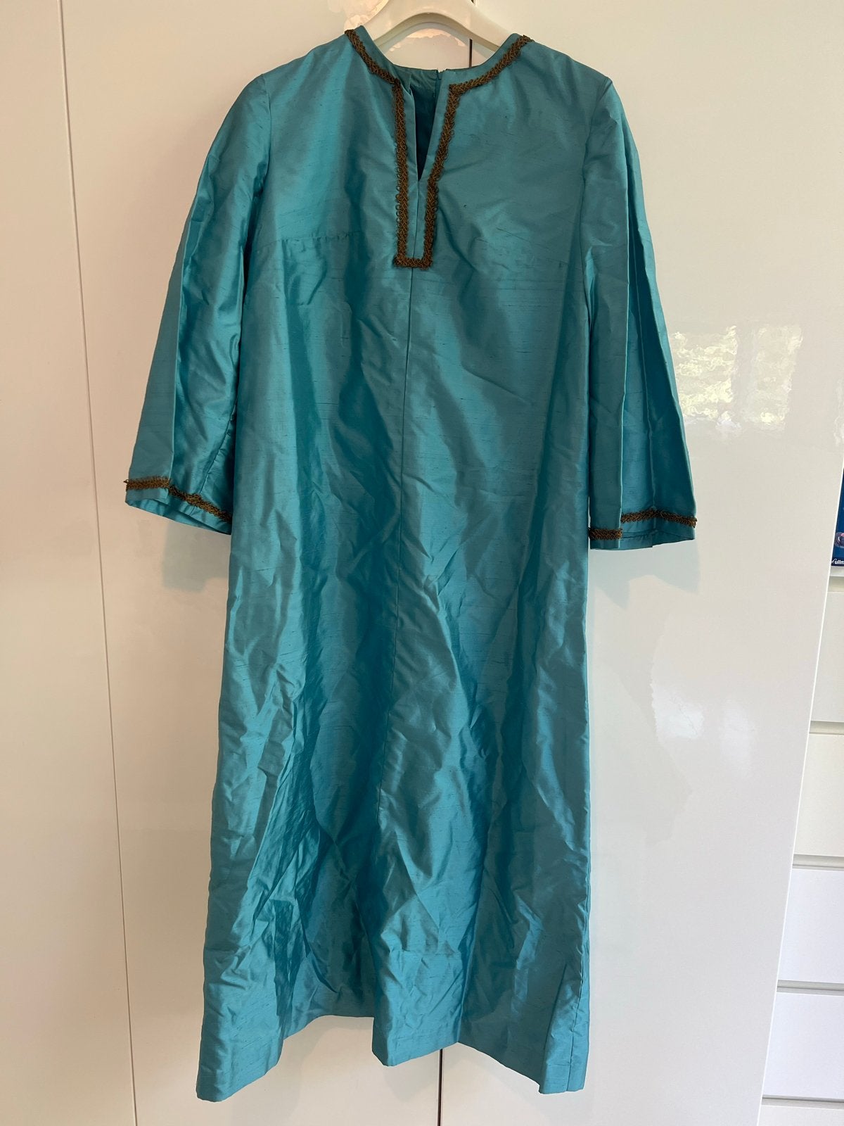 Vintage zijden jurk S/M in turquoise met gouden details, Blauw, Ophalen of Verzenden, Zo goed als nieuw, Maat 36 (S)