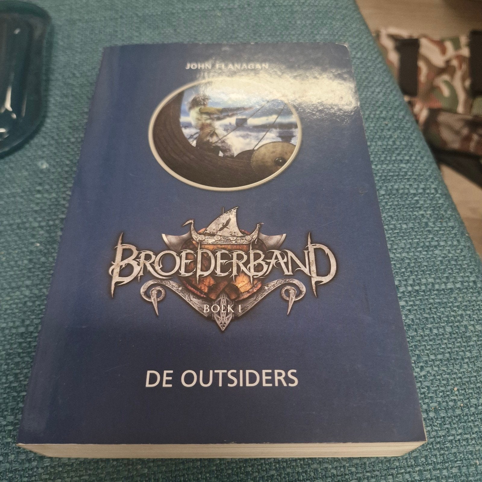 Broederband Boek 1: De Outsiders - John Flanagan, Boeken, Ophalen of Verzenden, Gelezen, John Flanagan