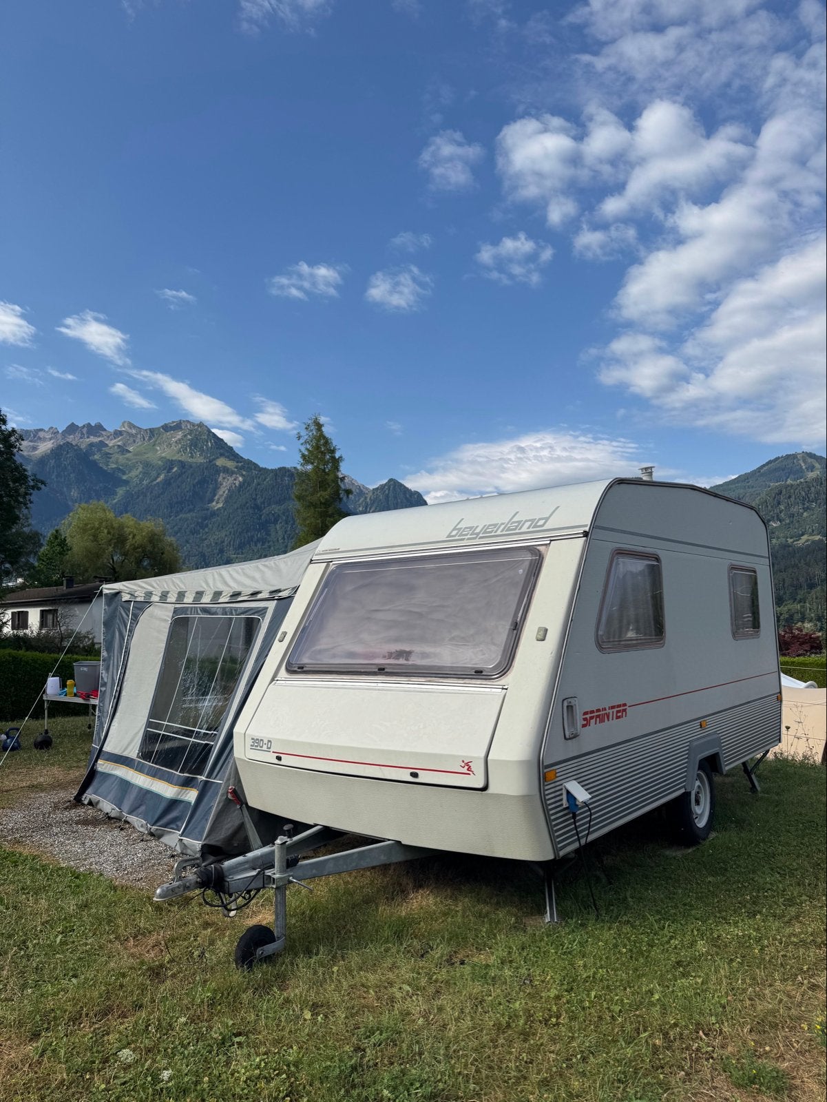 Beyerland Sprinter 390-D Caravan met voortent en fietsenrek, Treinzit, 750 - 1000 kg, Particulier, 4 tot 5 meter