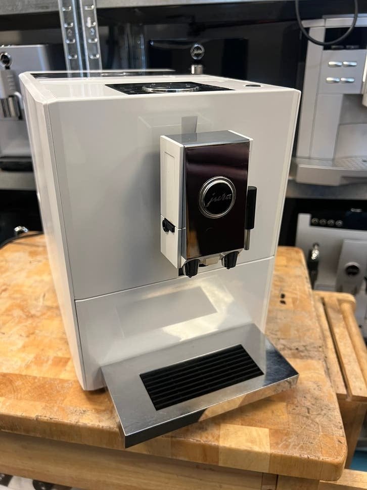 Jura a 7, Afneembaar waterreservoir, Info@jura.com, 10 kopjes of meer, Koffiemachine