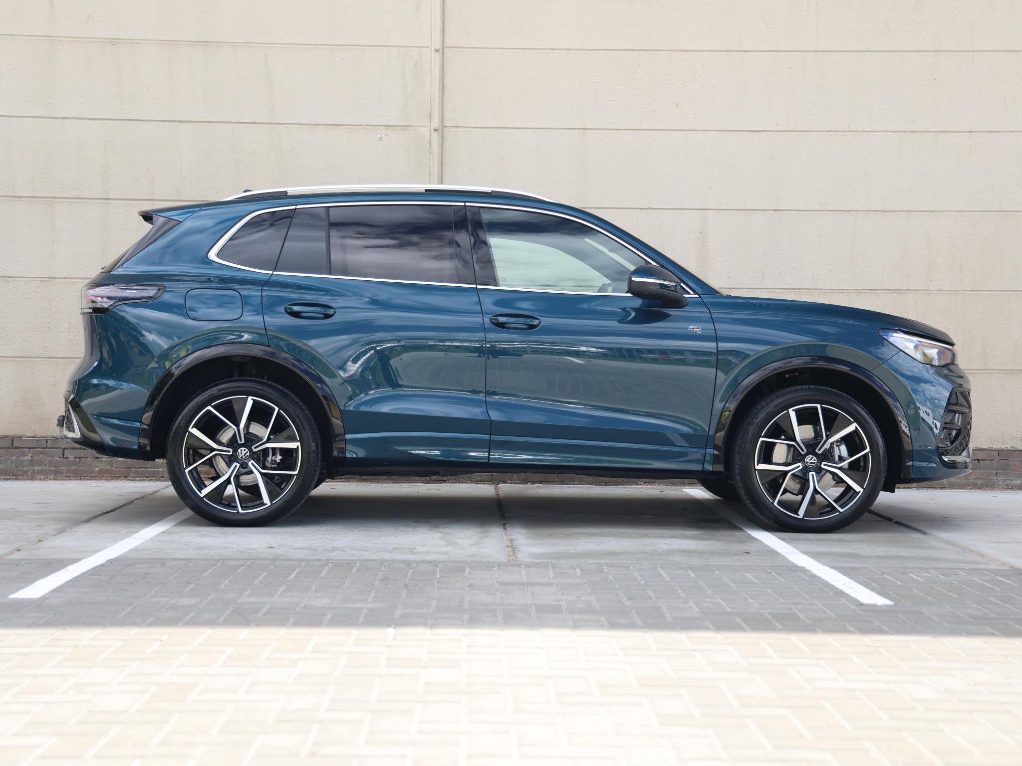 Volkswagen Tiguan 1.5 eHybrid R-Line Edition 272PK DSG | Led, Auto's, Stof, 4 cilinders, 2000 kg, Hybride Elektrisch/Benzine